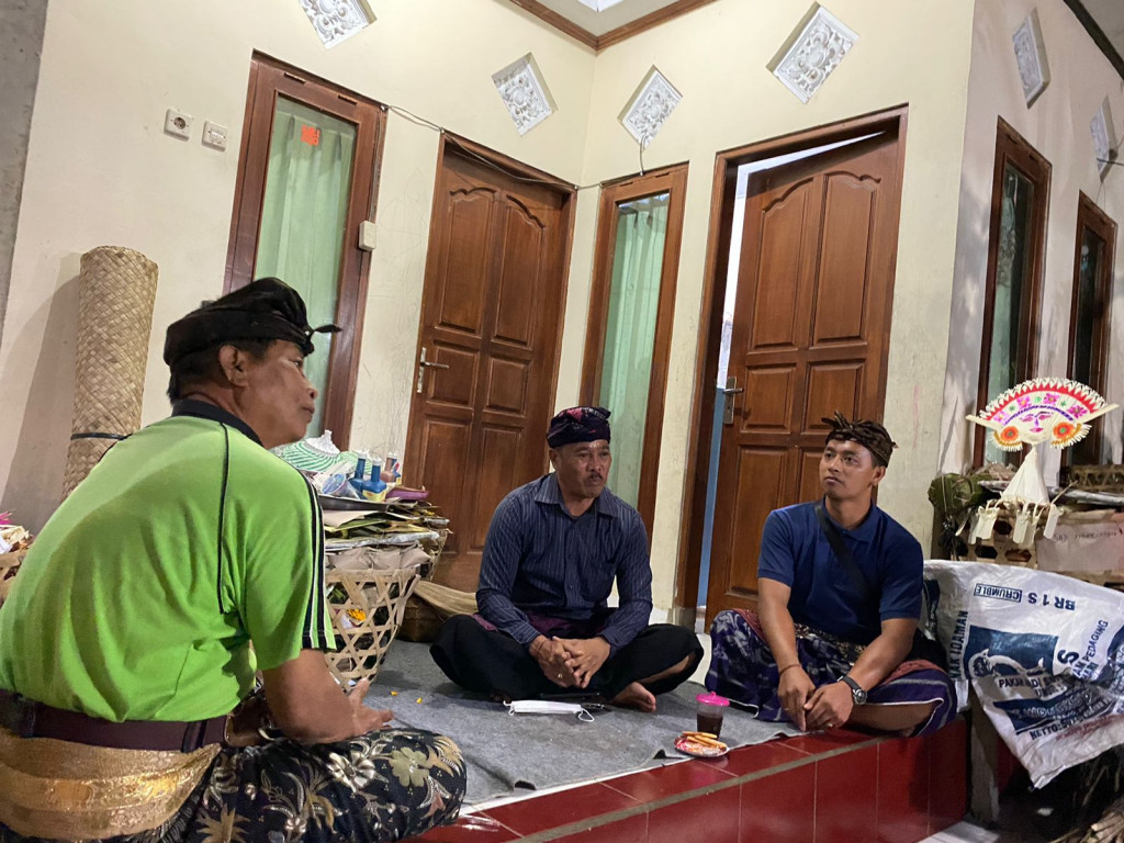 Perbekel Petang Melayat di Rumah Duka Almarhum I Gusti Kompyang Wirka,Br Kerta,Petang